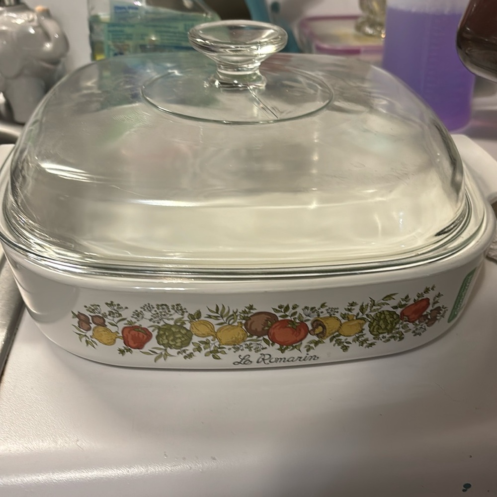 EUC vintage, Corningware, Spice O’ Life white  10” x 8” baker w/ clear lid